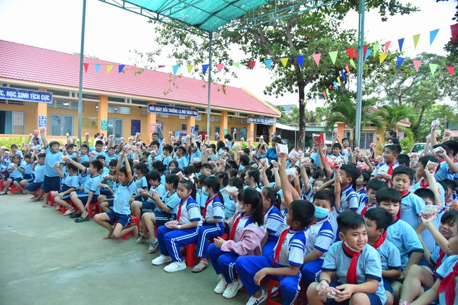 Chùa Quảng Pháp – Tây Ninh: Tặng quà Trung Thu cho các em học sinh