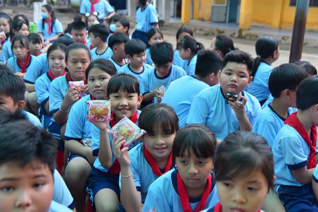 Chùa Quảng Pháp – Tây Ninh: Tặng quà Trung Thu cho các em học sinh