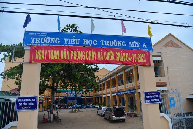 Chùa Quảng Pháp – Tây Ninh: Tặng quà Trung Thu cho các em học sinh