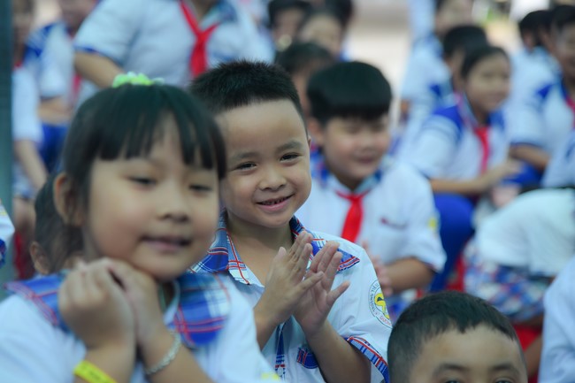 Chùa Quảng Pháp – Tây Ninh: Tặng quà Trung Thu cho các em học sinh