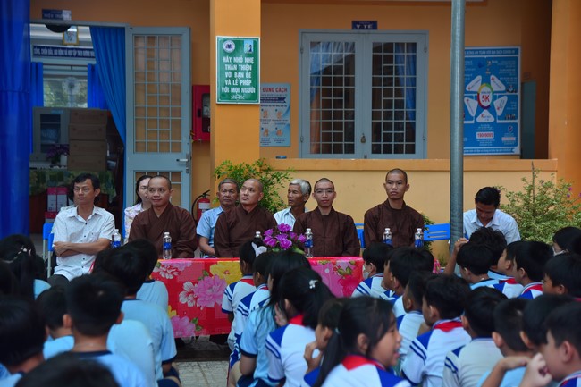 Chùa Quảng Pháp – Tây Ninh: Tặng quà Trung Thu cho các em học sinh