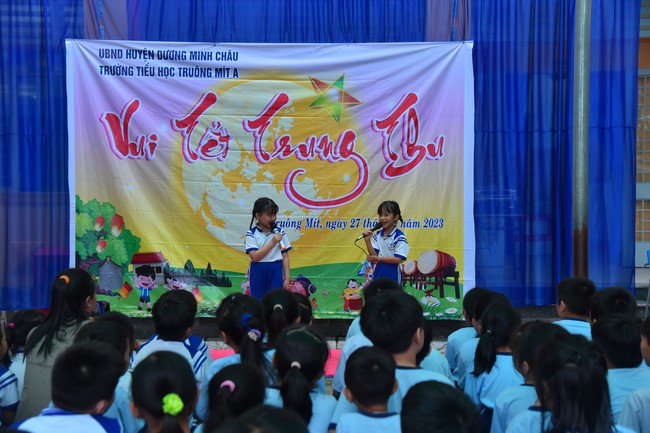 Chùa Quảng Pháp – Tây Ninh: Tặng quà Trung Thu cho các em học sinh