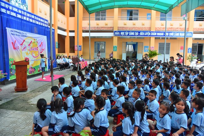 Chùa Quảng Pháp – Tây Ninh: Tặng quà Trung Thu cho các em học sinh