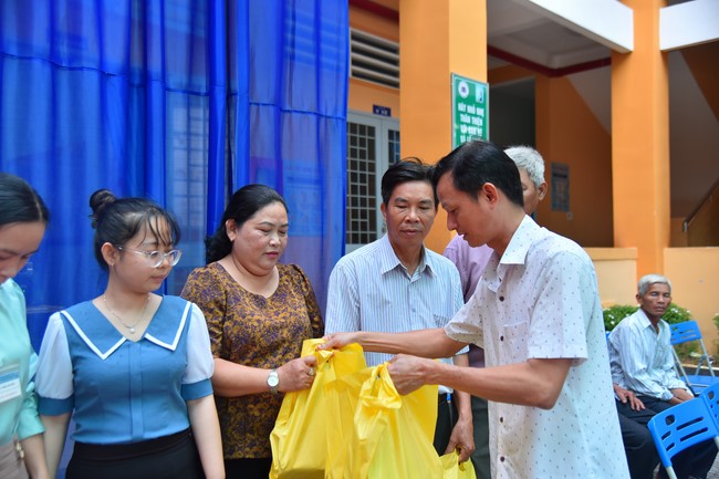 Chùa Quảng Pháp – Tây Ninh: Tặng quà Trung Thu cho các em học sinh