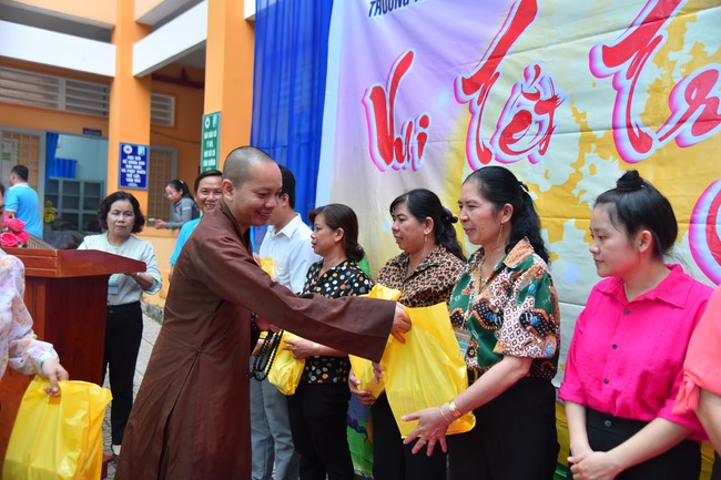 Chùa Quảng Pháp – Tây Ninh: Tặng quà Trung Thu cho các em học sinh