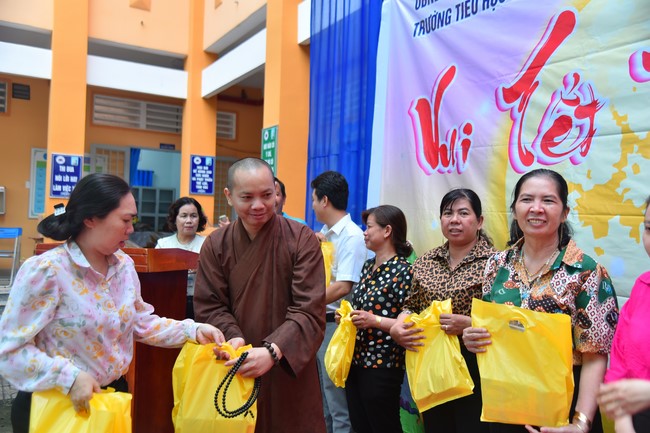 Chùa Quảng Pháp – Tây Ninh: Tặng quà Trung Thu cho các em học sinh