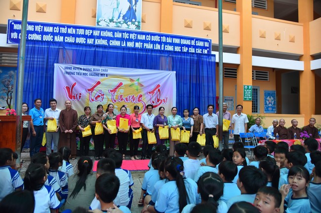 Chùa Quảng Pháp – Tây Ninh: Tặng quà Trung Thu cho các em học sinh