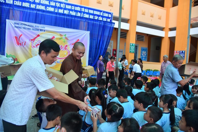 Chùa Quảng Pháp – Tây Ninh: Tặng quà Trung Thu cho các em học sinh