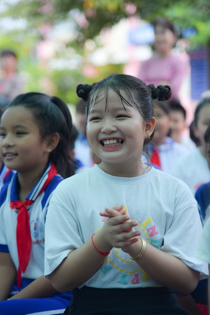 Chùa Quảng Pháp – Tây Ninh: Tặng quà Trung Thu cho các em học sinh