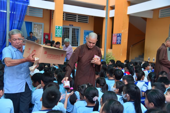 Chùa Quảng Pháp – Tây Ninh: Tặng quà Trung Thu cho các em học sinh