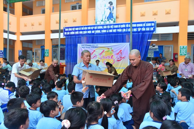 Chùa Quảng Pháp – Tây Ninh: Tặng quà Trung Thu cho các em học sinh
