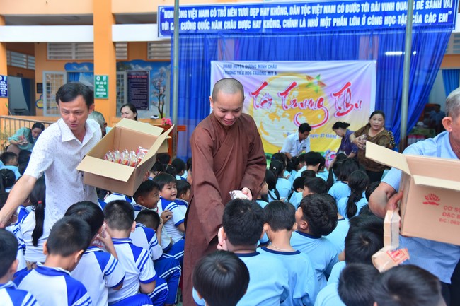 Chùa Quảng Pháp – Tây Ninh: Tặng quà Trung Thu cho các em học sinh