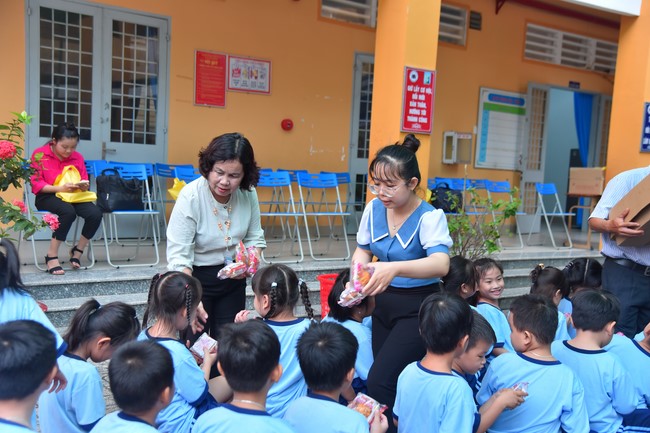 Chùa Quảng Pháp – Tây Ninh: Tặng quà Trung Thu cho các em học sinh