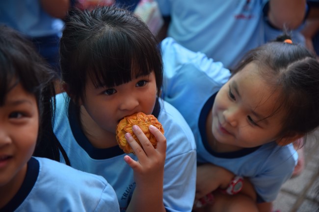 Chùa Quảng Pháp – Tây Ninh: Tặng quà Trung Thu cho các em học sinh