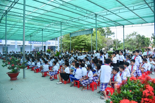 Chùa Quảng Pháp – Tây Ninh: Tặng quà Trung Thu cho các em học sinh