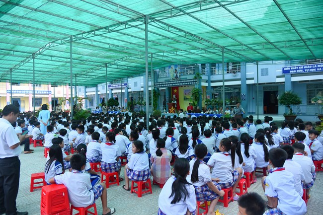 Chùa Quảng Pháp – Tây Ninh: Tặng quà Trung Thu cho các em học sinh