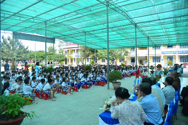 Chùa Quảng Pháp – Tây Ninh: Tặng quà Trung Thu cho các em học sinh