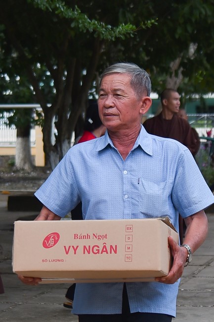 Chùa Quảng Pháp – Tây Ninh: Tặng quà Trung Thu cho các em học sinh