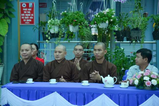 Chùa Quảng Pháp – Tây Ninh: Tặng quà Trung Thu cho các em học sinh