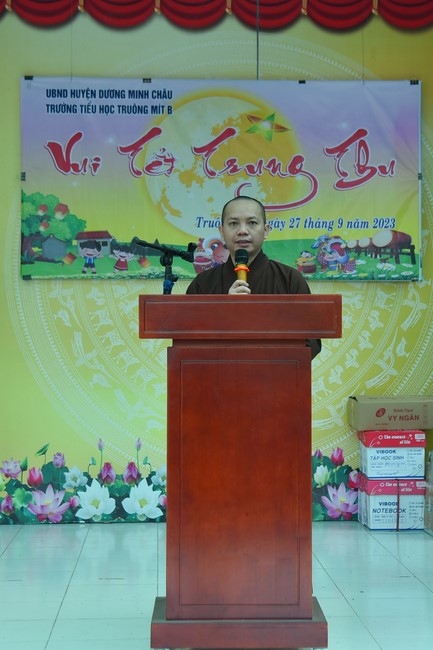 Chùa Quảng Pháp – Tây Ninh: Tặng quà Trung Thu cho các em học sinh