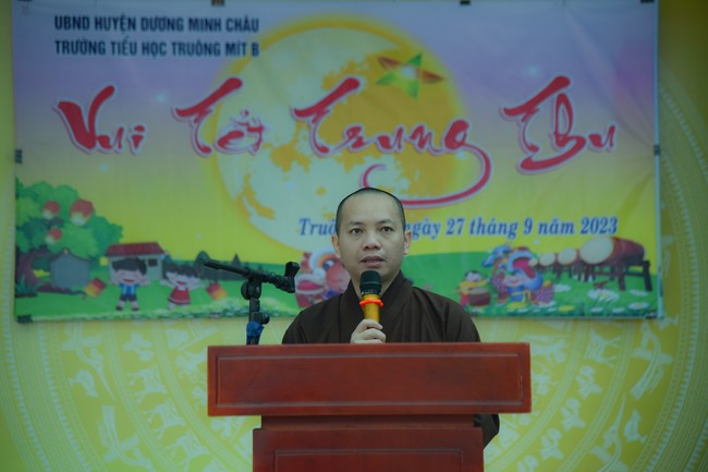 Chùa Quảng Pháp – Tây Ninh: Tặng quà Trung Thu cho các em học sinh