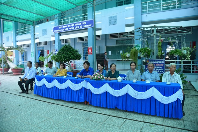 Chùa Quảng Pháp – Tây Ninh: Tặng quà Trung Thu cho các em học sinh