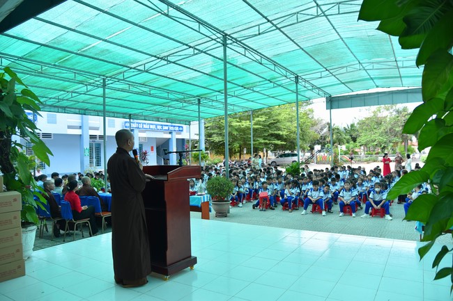 Chùa Quảng Pháp – Tây Ninh: Tặng quà Trung Thu cho các em học sinh