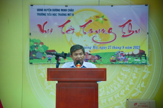 Chùa Quảng Pháp – Tây Ninh: Tặng quà Trung Thu cho các em học sinh