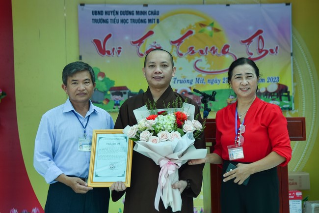 Chùa Quảng Pháp – Tây Ninh: Tặng quà Trung Thu cho các em học sinh