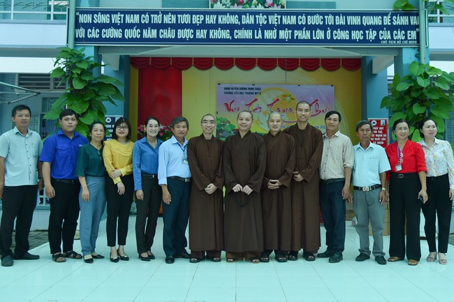 Chùa Quảng Pháp – Tây Ninh: Tặng quà Trung Thu cho các em học sinh