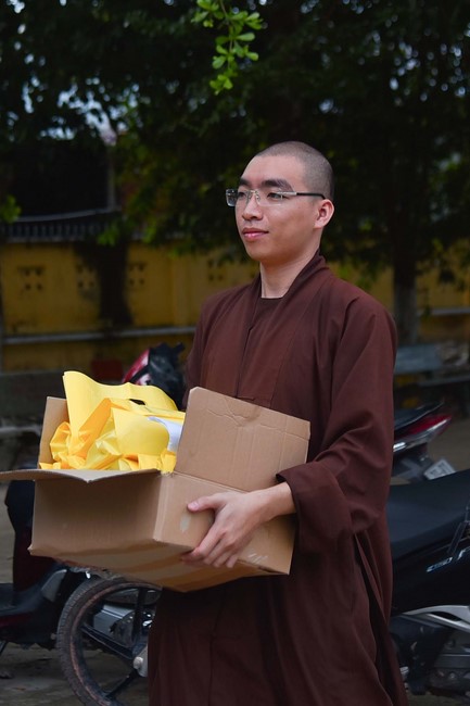 Chùa Quảng Pháp – Tây Ninh: Tặng quà Trung Thu cho các em học sinh