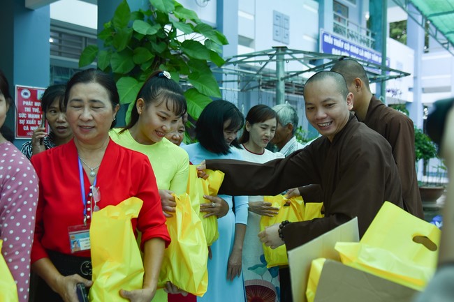 Chùa Quảng Pháp – Tây Ninh: Tặng quà Trung Thu cho các em học sinh