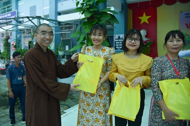 Chùa Quảng Pháp – Tây Ninh: Tặng quà Trung Thu cho các em học sinh