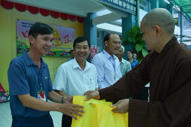 Chùa Quảng Pháp – Tây Ninh: Tặng quà Trung Thu cho các em học sinh