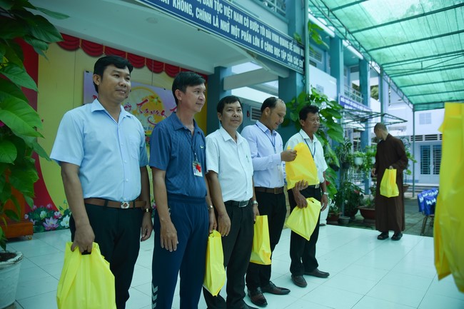 Chùa Quảng Pháp – Tây Ninh: Tặng quà Trung Thu cho các em học sinh