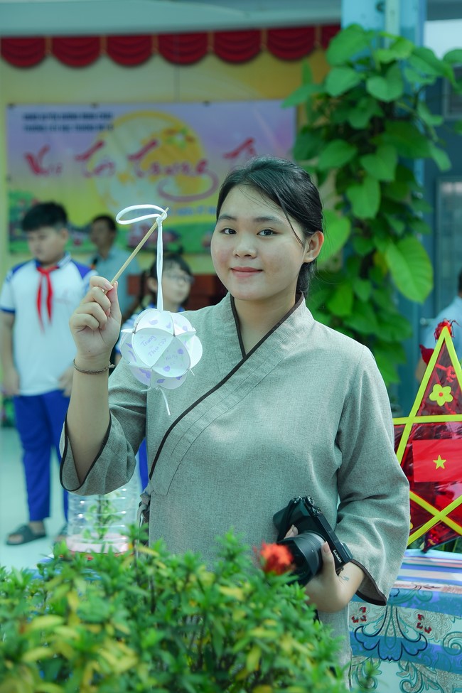 Chùa Quảng Pháp – Tây Ninh: Tặng quà Trung Thu cho các em học sinh