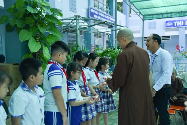 Chùa Quảng Pháp – Tây Ninh: Tặng quà Trung Thu cho các em học sinh