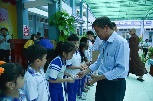 Chùa Quảng Pháp – Tây Ninh: Tặng quà Trung Thu cho các em học sinh