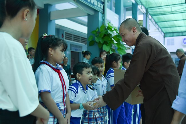 Chùa Quảng Pháp – Tây Ninh: Tặng quà Trung Thu cho các em học sinh