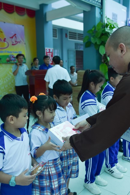 Chùa Quảng Pháp – Tây Ninh: Tặng quà Trung Thu cho các em học sinh