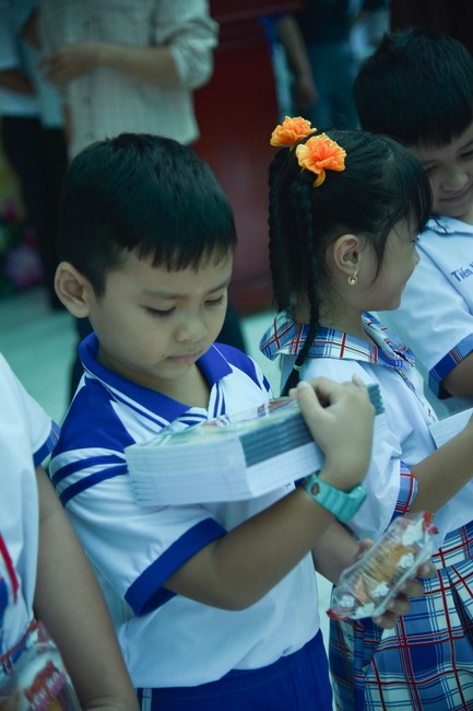 Chùa Quảng Pháp – Tây Ninh: Tặng quà Trung Thu cho các em học sinh