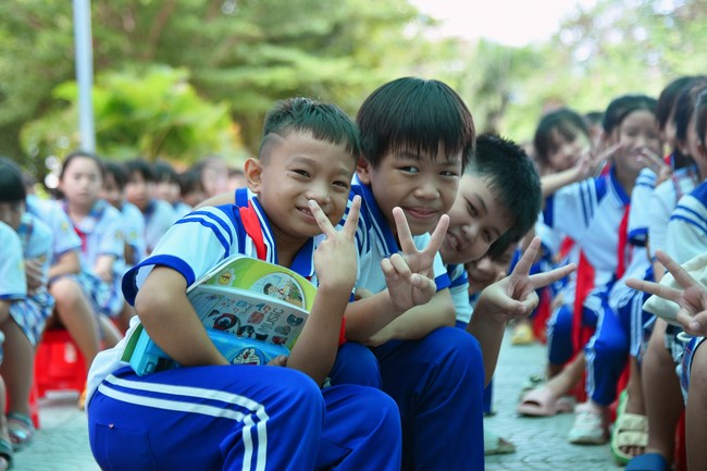 Chùa Quảng Pháp – Tây Ninh: Tặng quà Trung Thu cho các em học sinh