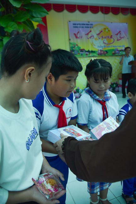 Chùa Quảng Pháp – Tây Ninh: Tặng quà Trung Thu cho các em học sinh