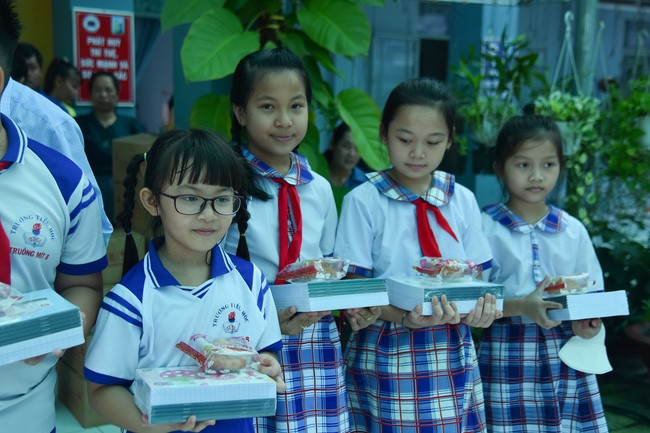 Chùa Quảng Pháp – Tây Ninh: Tặng quà Trung Thu cho các em học sinh