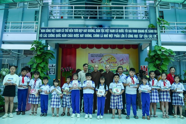 Chùa Quảng Pháp – Tây Ninh: Tặng quà Trung Thu cho các em học sinh