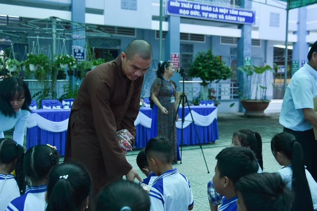 Chùa Quảng Pháp – Tây Ninh: Tặng quà Trung Thu cho các em học sinh