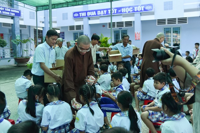 Chùa Quảng Pháp – Tây Ninh: Tặng quà Trung Thu cho các em học sinh