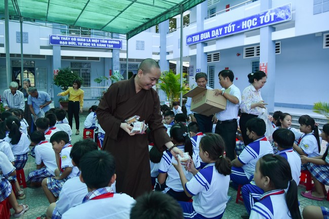 Chùa Quảng Pháp – Tây Ninh: Tặng quà Trung Thu cho các em học sinh