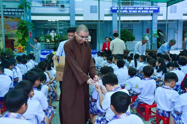 Chùa Quảng Pháp – Tây Ninh: Tặng quà Trung Thu cho các em học sinh