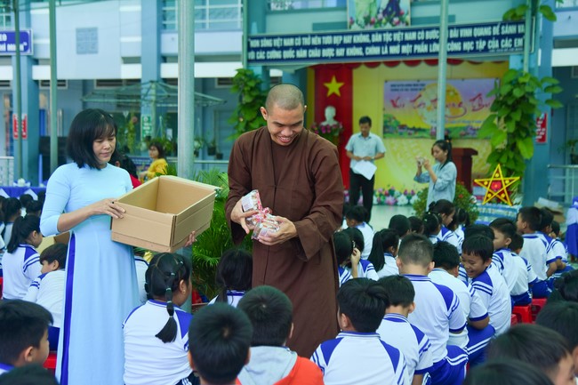 Chùa Quảng Pháp – Tây Ninh: Tặng quà Trung Thu cho các em học sinh